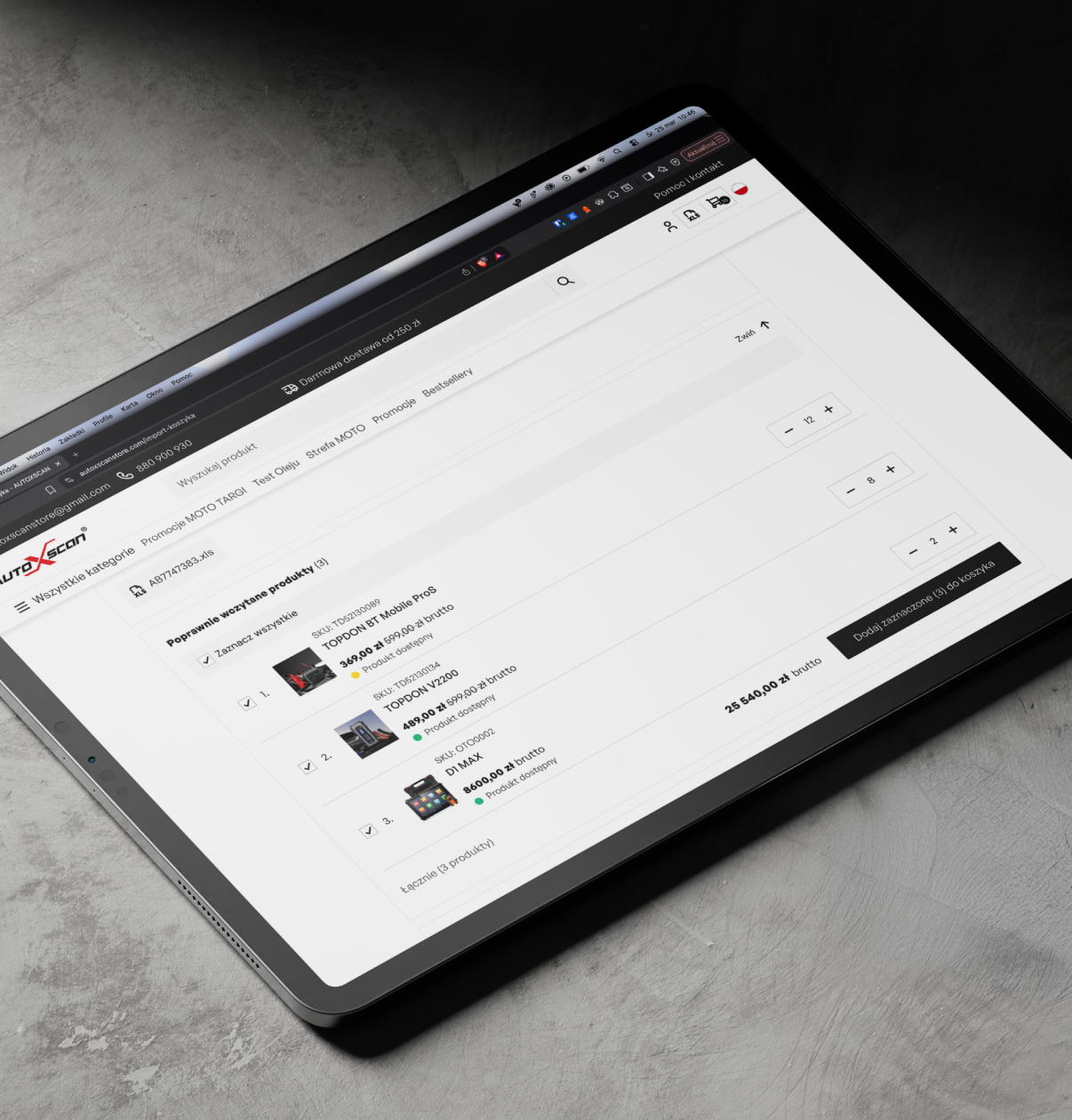 Tablet przedstawiający stronę koszyka/kasy z listą produktów i całkowitą ceną