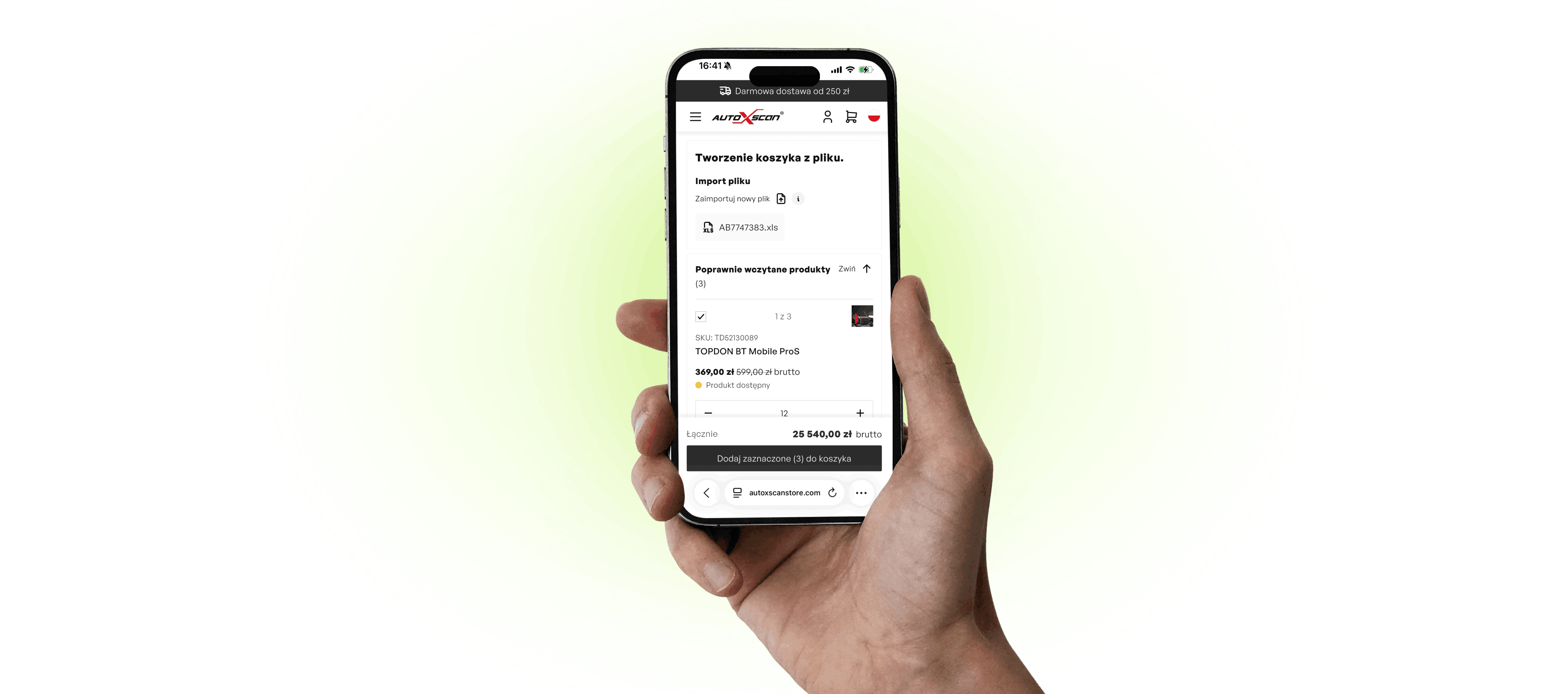 Dłoń trzymająca smartfon wyświetlający ekran koszyka zakupowego/kasy w języku polskim, na którym widoczna jest lista produktów, cena całkowita i przycisk „Przejdź do kasy”.