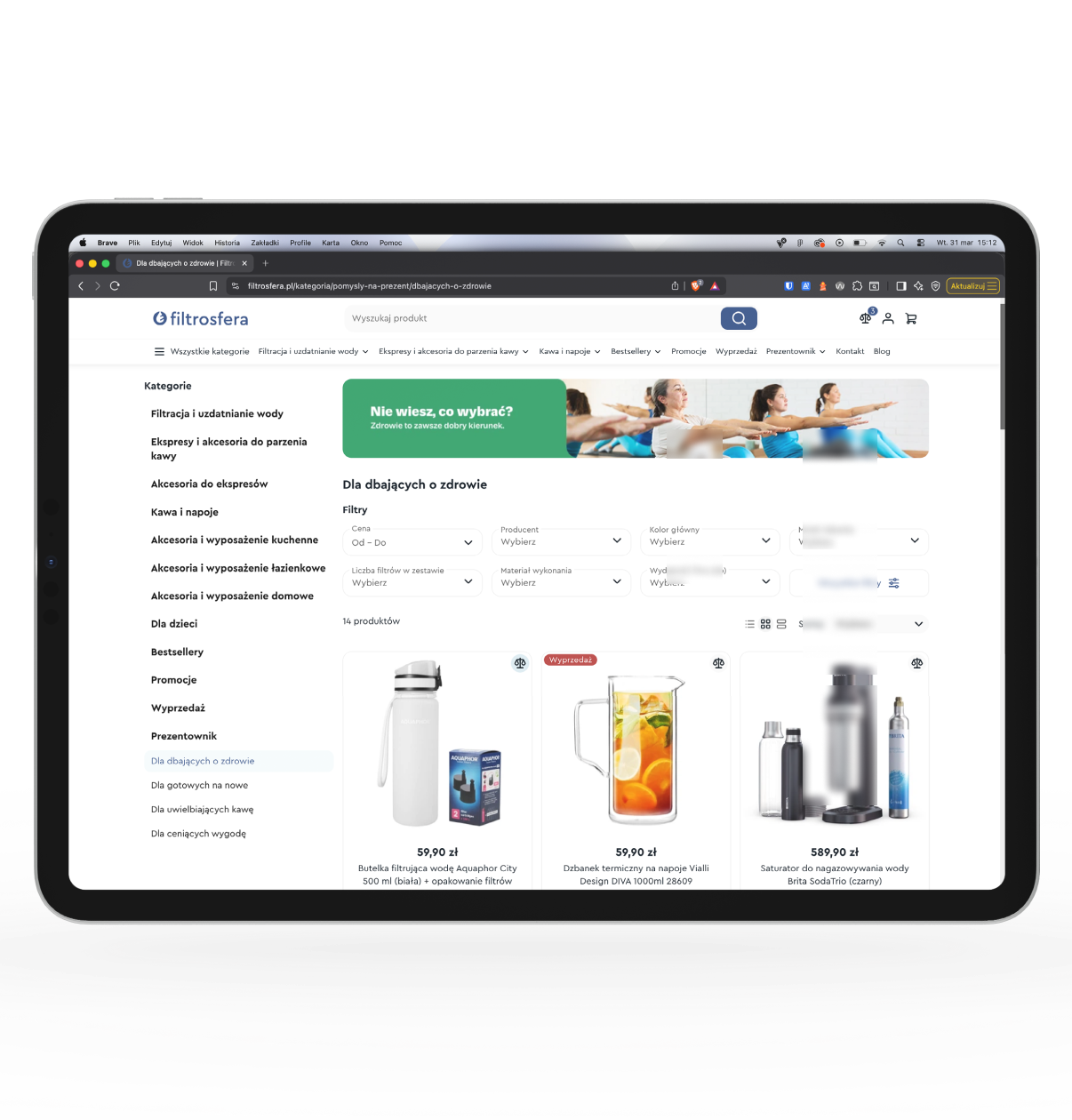 Tekran tabletu przedstawiający stronę kategorii e-commerce z filtrami po lewej stronie i kartami produktów na dole (butelka na wodę, dzbanek i akcesoria).