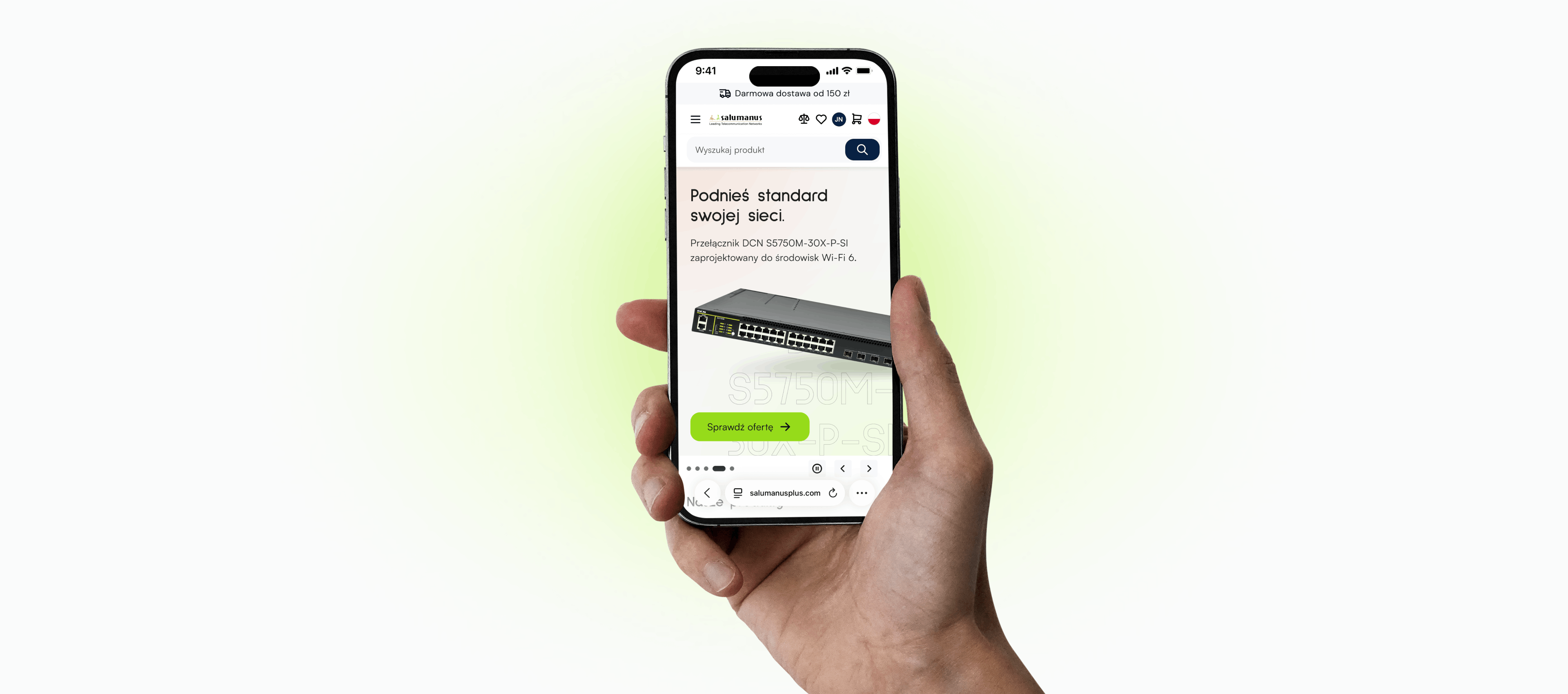 Dłoń trzymająca smartfon, na którym wyświetlana jest polska strona produktu przełącznika sieciowego z limonkowo-zielonym przyciskiem „Sprawdź ofertę”.