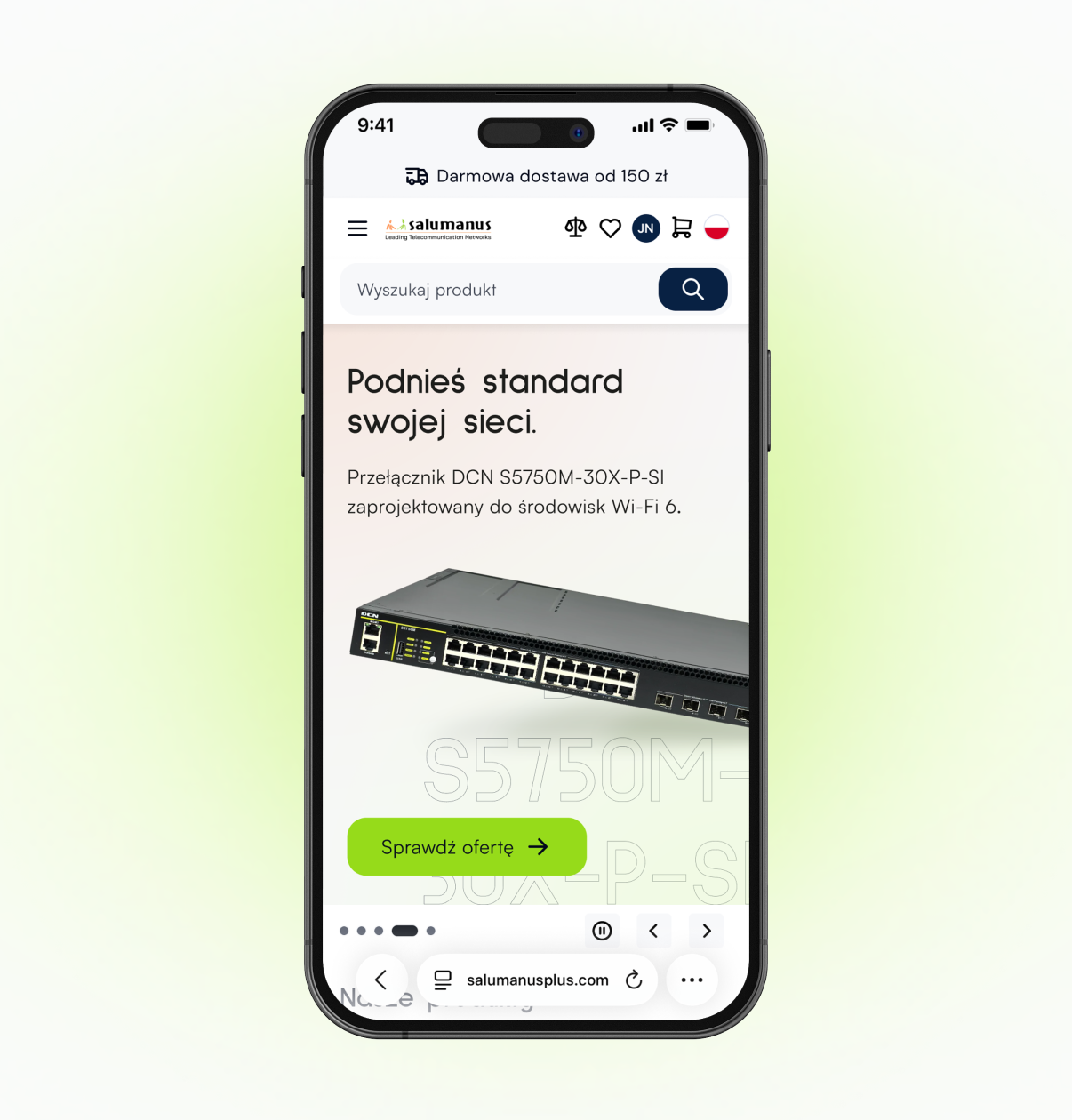 Dłoń trzymająca smartfon, na którym wyświetlana jest polska strona produktu przełącznika sieciowego z limonkowo-zielonym przyciskiem „Sprawdź ofertę”.